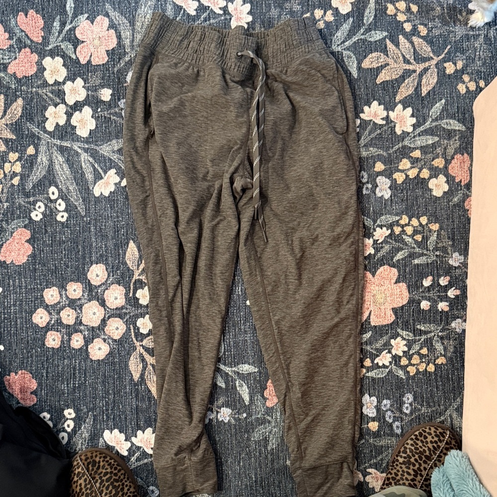 Women’s flx joggers in brown; Java hut